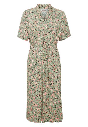 Vestido midi floral con fondo verde y patrones de flores en rosa y negro, mangas cortas, escote en V y cinturón de lazo en la cintura.