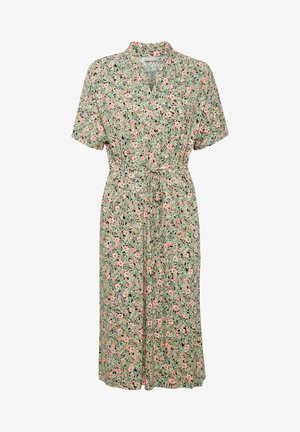 Robe midi florale avec un fond vert et des motifs de fleurs roses et noires, à manches courtes, décolleté en V et une ceinture à nouer à la taille.