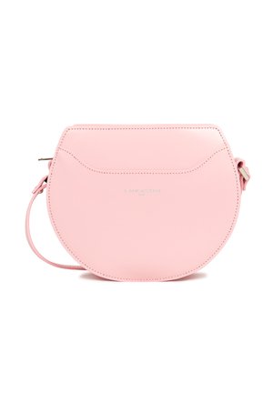 Sac en cuir rose rond à bandoulière avec une fermeture éclair, détails de couture subtils et une sangle ajustable. Présente un petit logo sur le devant.