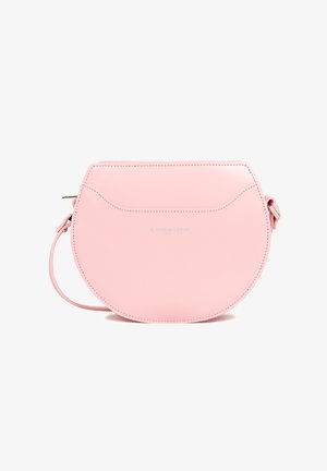 Sac en cuir rose rond à bandoulière avec une fermeture éclair, détails de couture subtils et une sangle ajustable. Présente un petit logo sur le devant.