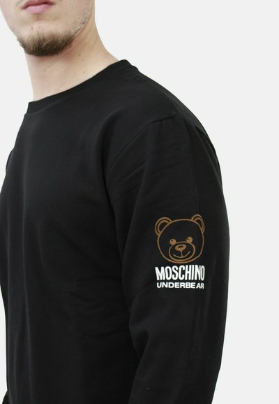 Felpa nera realizzata in morbido tessuto, con logo di un orso bruno e la scritta "MOSCHINO UNDERBEAR" sul maniche sinistro. Design classico con collo rotondo.