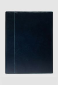 Raccoglitore in pelle blu navy con finitura liscia, caratterizzato da una sottile linea di accento azzurro sul dorso. Forma rettangolare, design minimalista.