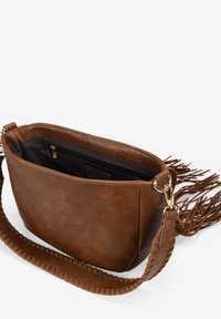Bolso cruzado de imitación cuero marrón con superficie texturizada y acentos de flecos. Cuenta con una correa tejida y un bolsillo con cremallera en el interior.