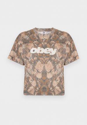 Obey-merke kortermet mesh T-skjorte med brunt og beige kamuflasjemønster og stor hvit "obey"-tekst på brystet.