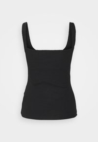 Svart ribbad linne med kvadratisk halsringning och breda axelband. Tyget har en mjuk textur och en figurnära design, utan synliga mönster eller detaljer.