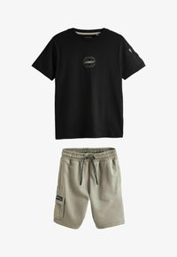 Kijelölve, black khaki