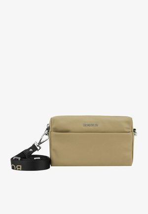 Beige Nylon Umhängetasche mit silbernem Logo, flacher Vordertasche und verstellbarem schwarzen Gurt mit Logo-Details. Glatte Textur, minimales Design.