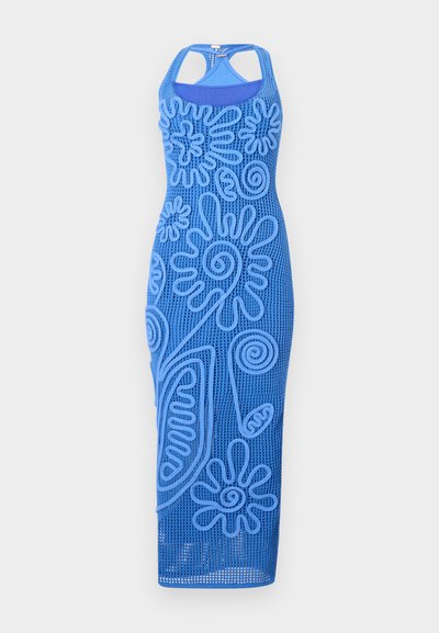 Vestido azul sin mangas con diseños florales texturizados, confeccionado en una tela de malla. Tiene una silueta ajustada y un dobladillo a la altura de la rodilla.