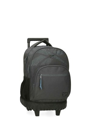Mochila negra con ruedas con bolsillo delantero con cremallera, bolsillo lateral de malla, asa telescópica y base protectora texturizada para durabilidad.