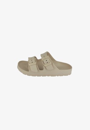 Beige slip-on sandaal met twee verstelbare gespsluitingen en een gestructureerd voetbed voor grip, ontworpen voor casual gebruik.