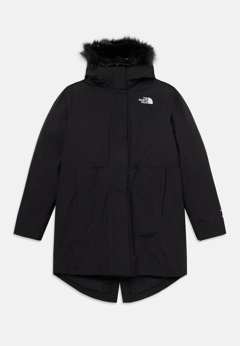 Parka noire avec une capuche en fourrure, fermeture éclair et deux poches à l'avant. Design simple avec un ourlet arrière arrondi et un accent de logo.