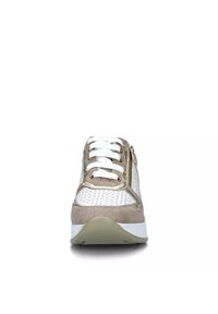 Sneaker con una combinazione di colori beige e bianco, realizzata in materiale perforato, con dettagli dorati, lacci bianchi e una cerniera laterale.