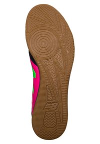 Sulor på New Balance sportskor med strukturerad tuggummigummi med zickzackmönster, ljusrosa accenter och en svart överdel.