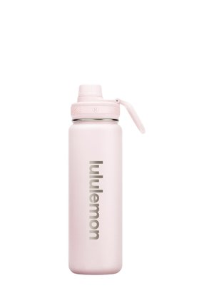 Botella de agua reutilizable alta de color rosa claro con tapa abatible y logo vertical "lululemon" en el lateral sobre fondo blanco.