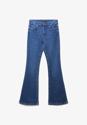 Jeans en denim bleu évasés avec une taille mi-haute, présentant des poches avant et une fermeture à bouton. Texture douce avec des détails cousus.
