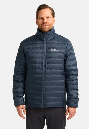 Marineblaue gepolsterte Jacke mit hohem Kragen, ausgestattet mit einem Reißverschluss auf der Vorderseite und gesteppten Details. Logo im oberen linken Brustbereich.