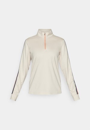 Langärmliger, hellbeiger Pullover mit Viertelreißverschluss und Stehkragen, ausgestattet mit marineblauen Seitestreifen und orangefarbenen Akzenten am Reißverschluss.