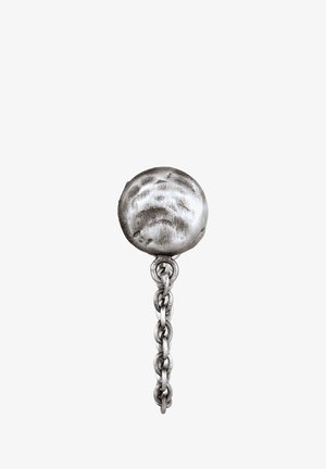 Runder, silberfarbener Metallverschluss mit strukturierten Oberfläche und einer Kettenbefestigung. Die Kette besteht aus miteinander verbundenen ovalen Gliedern.