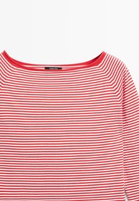 Chemise à manches longues rayée rouge et blanche horizontalement avec un large col rond et une petite étiquette à l'intérieur du col portant la mention Massimo Dutti.