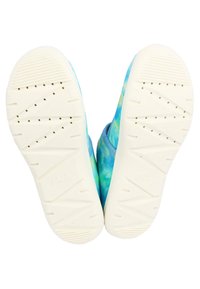Blaue und grüne Batik-Slipper mit einer weißen Gummisohle und strukturiertem Grip-Muster, mit abgerundeter Spitze und gepolstertem Design.