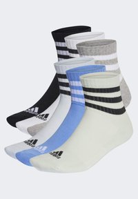 Cinco pares de calcetines de tripulación en negro, gris, azul y blanco, con patrones a rayas y acentos de logo en la puntera. Tejido suave y elástico.