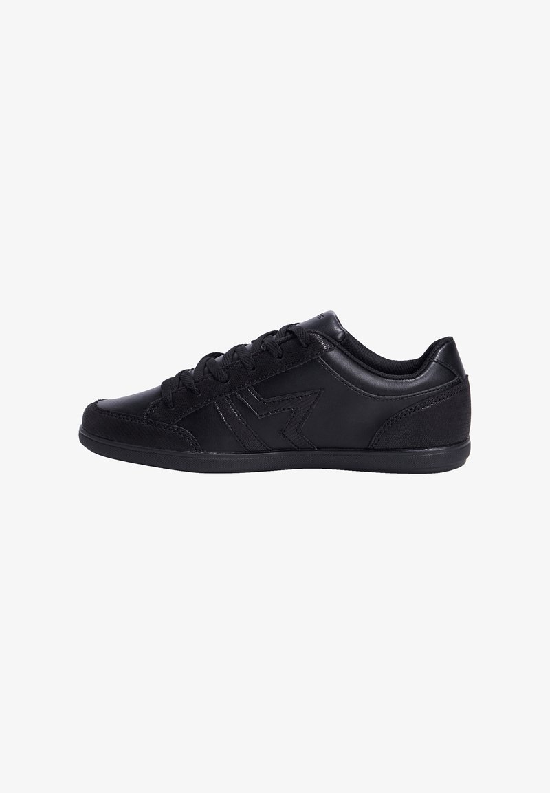 Schwarze Sneaker aus glattem Leder mit einem strukturierten Seitenpaneel, runder Zehenform und flachen Schnürsenkeln. Merkmale ein dezentes Logo an der Seite.