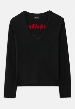 Haut noir à manches longues avec un décolleté en V, présentant un motif tricot rouge contrastant à l'intérieur. Texture lisse, design minimaliste et coupe standard.