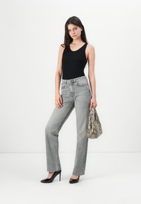 ONLY ONLJULIETTE STRAIGHT LEG BOX - Ravne kavbojke - medium grey denim