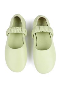 Ballerines en cuir vert clair avec un bout arrondi, dotées d'une sangle élastique froncée autour de l'ouverture pour un maintien sécurisé.