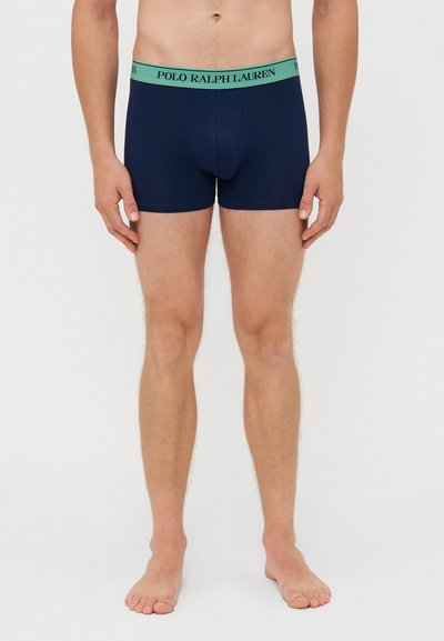 Tamno plavi bokserice od pamuka s zelenim elastičnim pojasom na kojem se nalazi logo "POLO RALPH LAUREN". Klasični dizajn trunks.