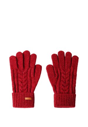 Een paar rode gebreide handschoenen met kabelpatroon en geribbelde manchetten, één manchette met een klein bruin label.