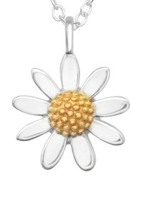 Zilveren madelief hangertje met gladde witte bloemblaadjes en een getextureerd gouden parelcentrum, hangend aan een zilveren ketting.