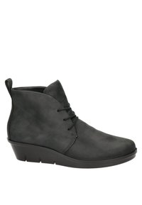 Černé kožené kotníkové boty s kulatou špičkou, šněrováním vpředu a nízkým klínovým podpatkem. Mají hladký povrch a minimalistický design.