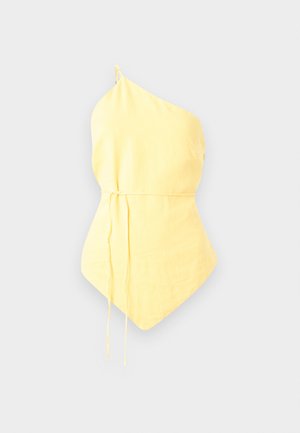 Ein schulterfreies, gelbes Oberteil aus leichtem Stoff, das eine gesmokte Taille mit verstellbaren Bändern und einen spitzen Saum aufweist. Glatte Textur.