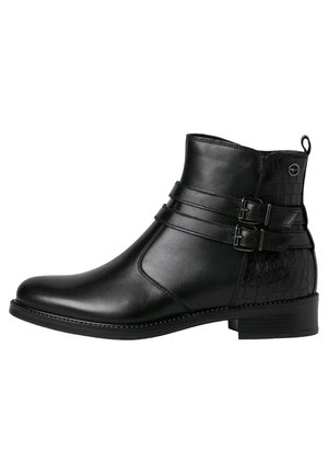 Botte noire en cuir à la cheville avec une finition lisse, deux sangles réglables et un motif crocodile texturé sur le talon. Design à talon carré.