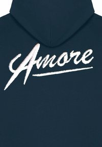 Felpa con cappuccio di colore blu scuro con una grande scritta ricamata "Amore" in bianco, caratterizzata da un design testurizzato e una finitura morbida e spazzolata sulle lettere.