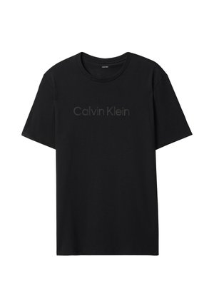 T-shirt noir à manches courtes avec col rond et logo Calvin Klein subtilement embossé centré sur la poitrine.