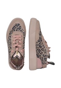 Luipaardprint sneakers van suede en synthetische materialen in beige en blushroze; met een ronde neus, veters en een gestructureerde zool.