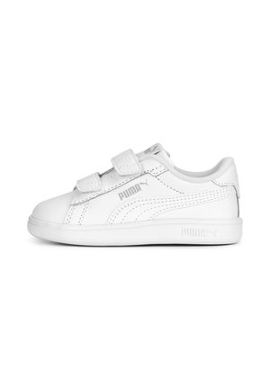 Biały sneaker Puma z dwoma paskami na rzepy i logo Puma z boku, na jednolitym białym tle.