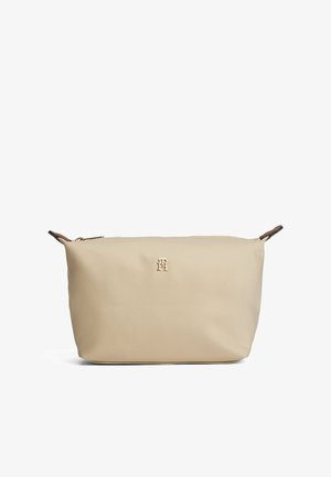 Borsa a pochette in nylon beige con logo dorato, chiusura con zip e dettagli in pelle marrone. Texture liscia, forma rettangolare e design minimalista.
