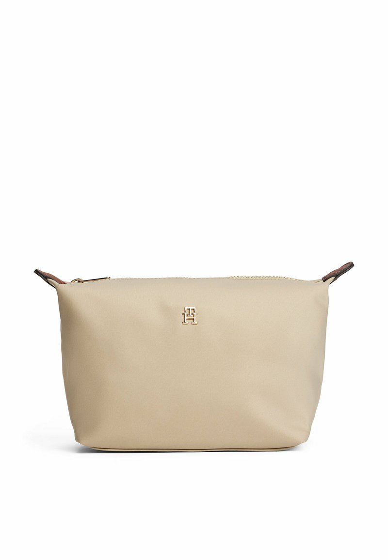 Borsa a pochette in nylon beige con logo dorato, chiusura con zip e dettagli in pelle marrone. Texture liscia, forma rettangolare e design minimalista.