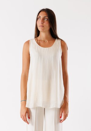 Top senza maniche di colore crema realizzato in tessuto leggero con una texture leggermente lucida. Collo rotondo e vestibilità rilassata.