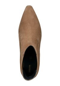 Stivale alla caviglia in suede marrone con punta affilata, pannelli laterali elasticizzati e interno nero, con il marchio dorato "GEOX RESPIRA" all'interno.