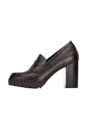 Zapato tipo mocasín de cuero marrón oscuro con tacón alto grueso, detalles de tachuelas en la correa y suela texturizada.