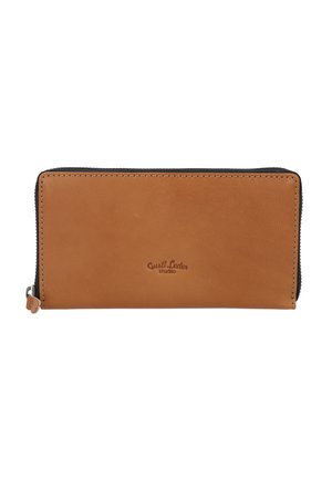 Cartera de cuero marrón con cremallera negra, con una textura suave y un logo grabado, forma rectangular y bordes cosidos.