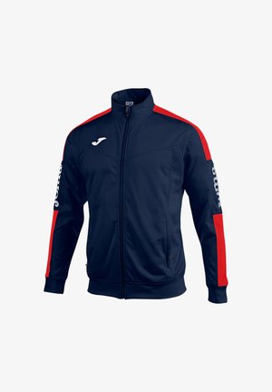 Marineblå sportsjakke med røde striber på ærmerne, fuld lynlås foran, sidelommer og hvidt logo på bryst og ærme.
