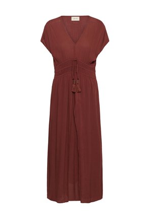 Robe midi sans manches de couleur rouille avec un col en V, une taille cintrée ornée de pompons noués et un tissu fluide et texturé.