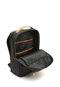 Mochila de tela negra con acentos de cuero, que cuenta con múltiples bolsillos interiores, un gran compartimento con cremallera y un asa acolchada.