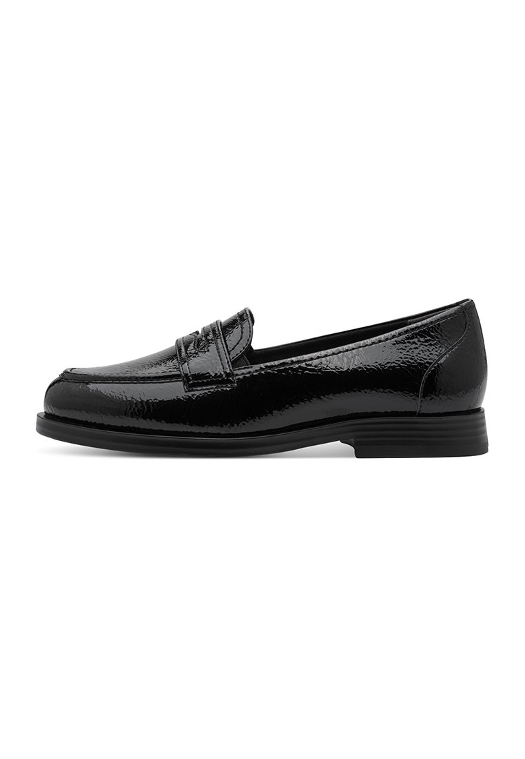 Schwarze Lackleder-Loafer mit flachem Absatz, ausgestattet mit einer gesteppten Vorderkappe und einem erhöhten Banddetail vorne. Glatte, glänzende Oberfläche.
