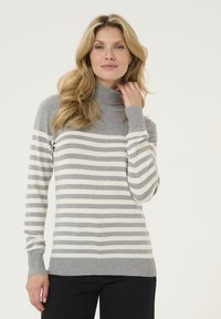 Sivi in beli prugasti turtleneck pulover, rebrasti manšeti in spodnji rob, mehak tekstur, prilegajoča zasnova, z udobnim visokim ovratnikom.